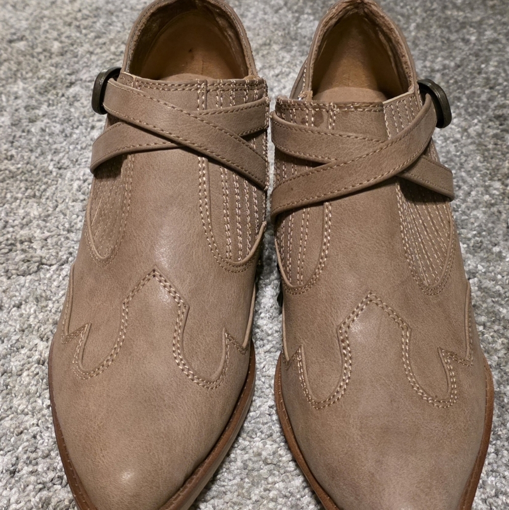 Spring time - Women's Blowfish Malibu Tan Leather booties 8.5 NWOT
